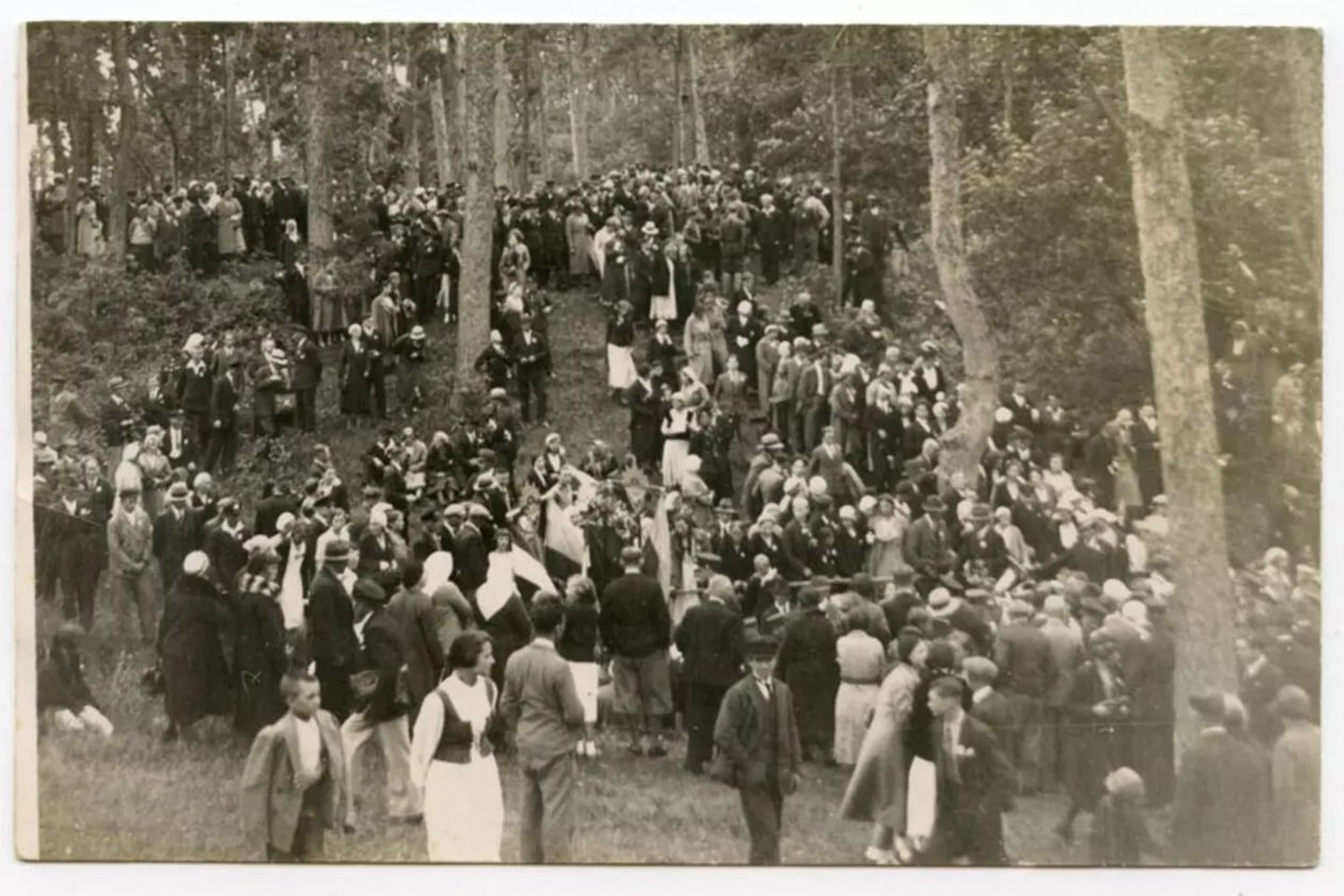 1928 m. nuotraukoje įamžintas Joninių šventimas Juodkrantėje, ant Ievos kalno. Ši parabolinė kopa pokariu prarado savo reikšmę, buvo apleista ir dabar virto brūzgynais. Net pavadinimas išdilo.<br> Mažosios Lietuvos istorijos muziejaus rinkinio nuotr.