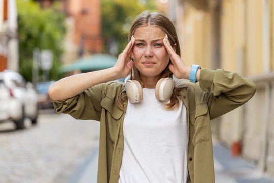 Galvos skausmas, pykinimas ir svaigulys: ką šie simptomai reiškia vasarą svečioje šalyje?