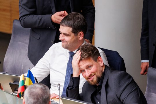 „Nemuno aušros“ kasoje – R. Puchovičiaus įmonės pinigai: rinkimus neteisėtai finansavo tėvas ir žmona