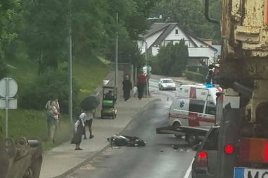 Rimta avarija Telšiuose: neatidus mikroautobuso vairuotojas nutrenkė motociklu važiavusį nepilnametį