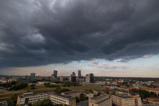 Vilniečiams – pranešimas dėl audros smūgio: ragina pasiruošti, įspėja, kad gali patvinti gatvės