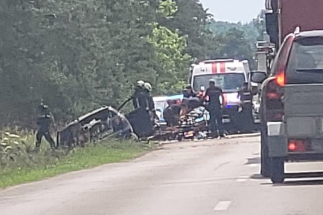 Greta Druskininkų automobilis su 4 žmonėmis rėžėsi į medį, ugniagesiai vadavo du žmones