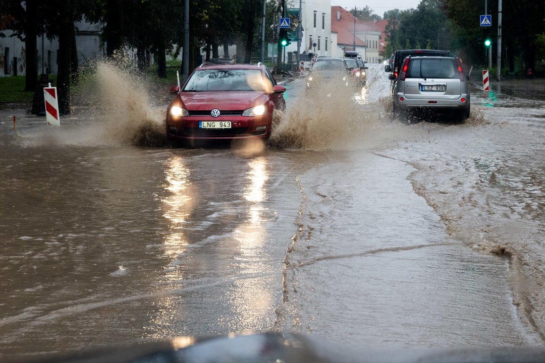 Prieš audrą – skubi žinia sostinės vairuotojams: gali užtvindyti gatves