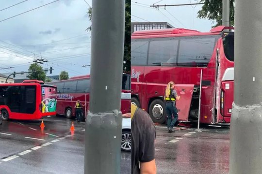 Judrioje Kauno sankryžoje susidūrė du autobusai