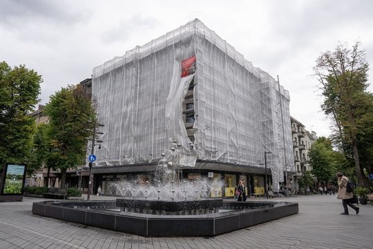 Kauno modernizmo šedevras įklimpo: fasadas sugadintas, žala milžiniška, o pabaigos nematyti