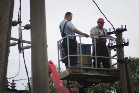 Tūkstančius gyventojų škvalas paliko be elektros: pasakė, kada tikimasi pašalinti gedimus