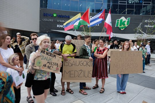 Vilniuje keli šimtai žmonių susirinko priešintis medžių kirtimui ir gamtos niokojimui Neries pakrantėse