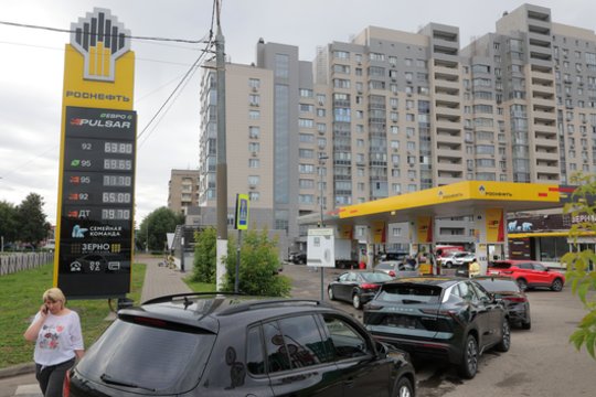 Tai atrodė neįmanoma: Rusija priversta importuoti benziną iš Indijos