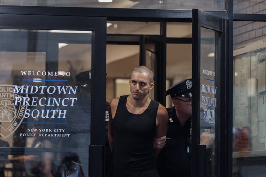 Ant legendinio Niujorko dangoraižio žinoma pora išskleidė plakatą su taikos žinute: teko įsikišti policijai