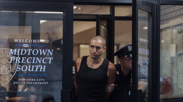 Ant legendinio Niujorko dangoraižio žinoma pora išskleidė plakatą su taikos žinute: teko įsikišti policijai