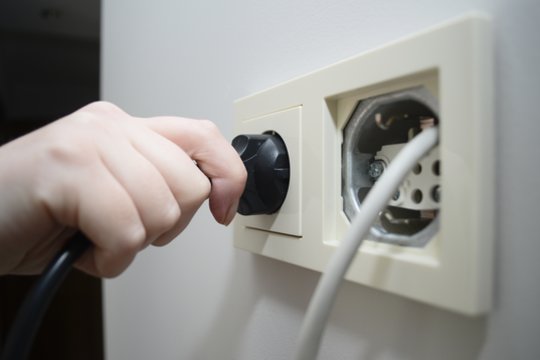 Ar žaibuojant reikia ištraukti techniką iš rozetės: ekspertas atsakė labai aiškiai 