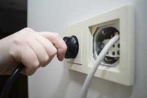 Ar žaibuojant reikia ištraukti techniką iš rozetės: ekspertas atsakė labai aiškiai