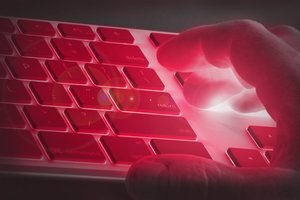 Tarptautinė kibernetinių grėsmių ataskaita: DI ir pažeidžiamos interneto sistemos keičia kibernetinių atakų pobūdį