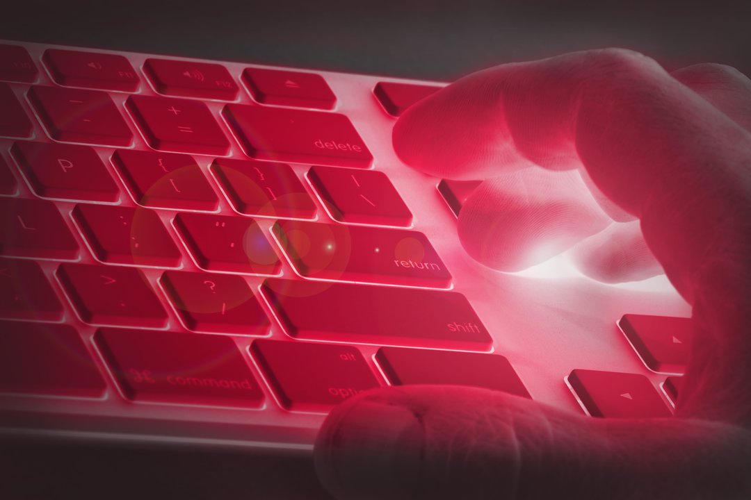 Tarptautinė kibernetinių grėsmių ataskaita: DI ir pažeidžiamos interneto sistemos keičia kibernetinių atakų pobūdį