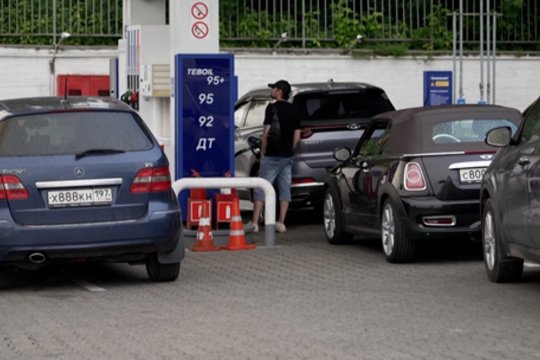 Degalų stokojanti Rusija ieško naujų būdų: benziną pradėjo pirkti iš Indijos