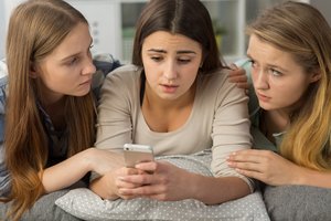 Nauja „TikTok“ manija kelia siaubą: jaunimas vaikosi pavojingiausios mados