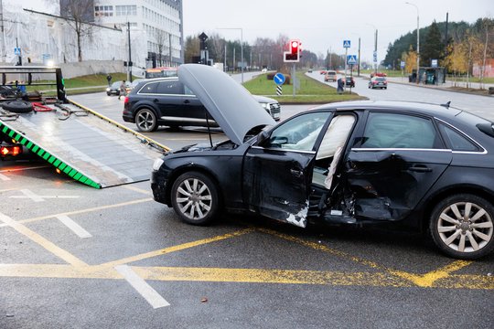 Manė, kad draudimas viską padengs: štai kada po avarijos gali tekti susimokėti pačiam