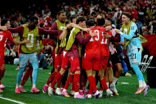 Pasaulio futbolo čempionate dar viena rinktinė susikrovė lagaminus namo