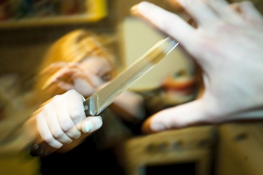 Utenoje neblaivi moteris namuose kilusį konfliktą išsprendė peilio dūriu