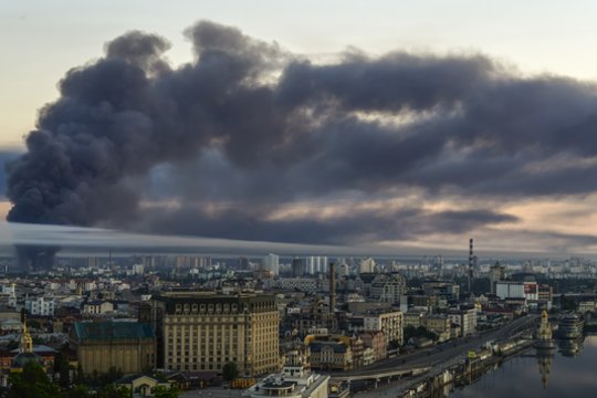 Kruvinos rusų atakos aukų skaičius išaugo iki 30: V. Zelenskis pažadėjo vieną