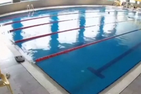Pamatykite: kameros užfiksavo akimirką, kai Zaporižios baseiną, kuriame plaukiojo žmonės, atakavo raketos