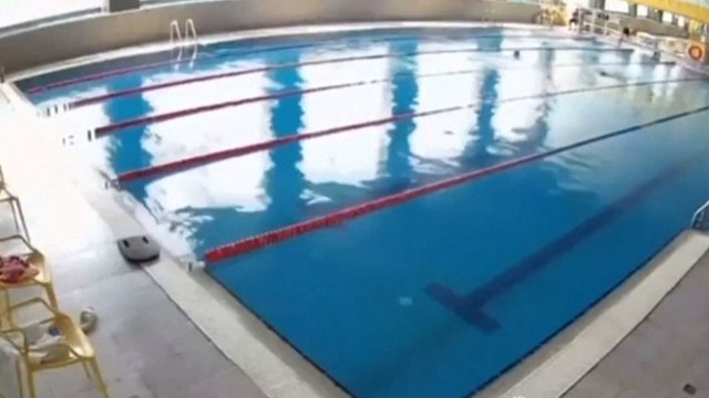 Pamatykite: kameros užfiksavo akimirką, kai Zaporižios baseiną, kuriame plaukiojo žmonės, atakavo raketos
