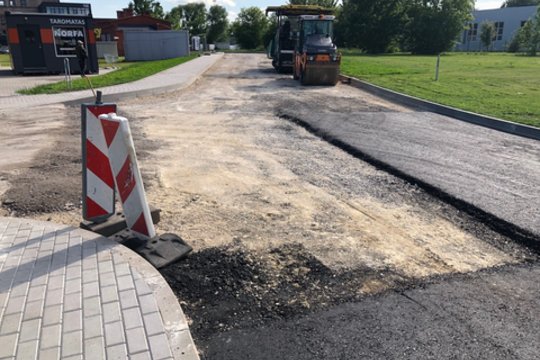 Nedidelėje gatvėje pradėję darbuotis kelininkai užminė mįslių: negi ir čia gresia statybos?