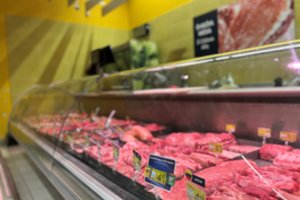 „Maxima“ sumažino šviežios sveriamos lietuviškos kiaulienos kainas