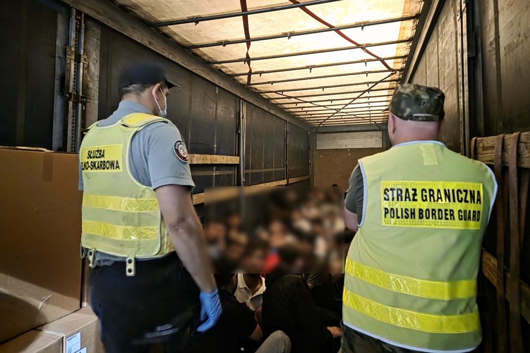 Lenkijos pasieniečiams įkliuvo Latvijoje paimtus ir per Lietuvą pervežtus 54 nelegalius migrantus gabenęs rumunas  