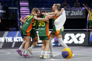 Lietuvos trijulių rinktinės krepšininkės Bukarešte tapo turnyro vicečempionėmis