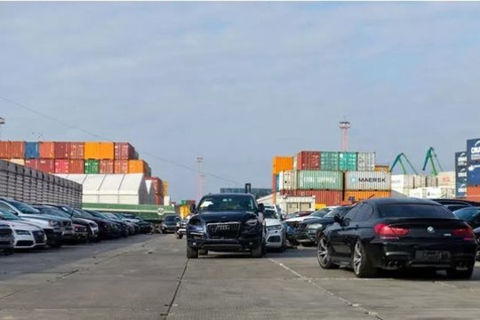 Importuotojai trina rankas: šiems automobiliams iš JAV muitas jau nulinis, bet yra vienas kabliukas