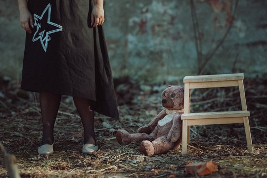 Šešiolika vaikų gyveno tarp purvo ir savo išmatų: pareigūnai prabilo apie itin šiurpių atžalų įkalinimą 
