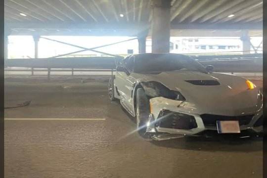 Avarija prie Kauno „Akropolio“: sumaitotas prabangus automobilis