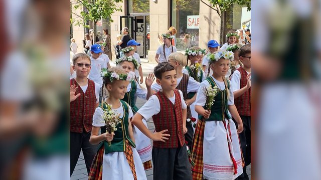 Prasidėjo ilgai laukta Lietuvos moksleivių dainų šventė: užfiksavo įspūdingas eitynes