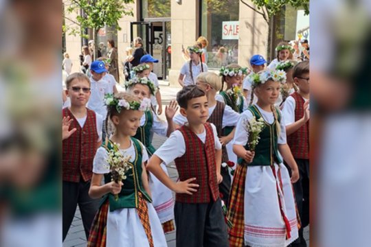 Prasidėjo ilgai laukta Lietuvos moksleivių dainų šventė: užfiksavo įspūdingas eitynes