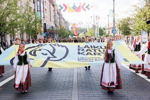 Sostinėje vykstančia dalyvių eisena pradėta Moksleivių dainų šventė