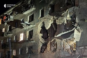 Rusai raketomis smogė į Sumų centrą: žuvo trys žmonės