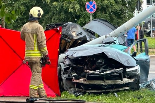 Kraupi avarija Vilniuje: merginos vairuojamas BMW rėžėsi į stulpą, žuvo du žmonės