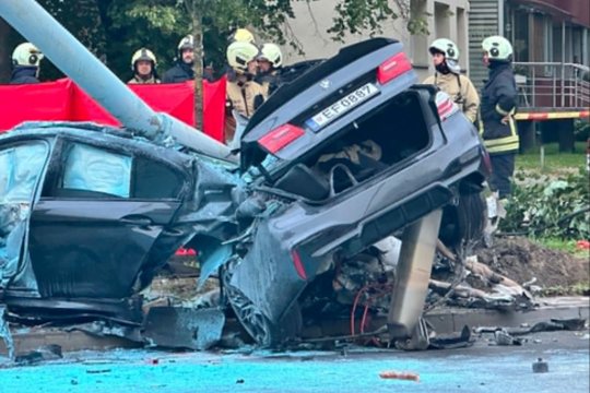 Kraupi avarija Vilniuje: merginos vairuojamas BMW rėžėsi į stulpą, žuvo du žmonės
