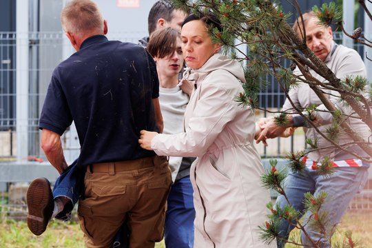Incidentas prie Vilniaus televizijos bokšto: šventę sutrikdė JAV vėliavą trypti pradėjęs jaunuolis 