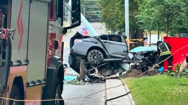 Tragiškos lenktynės Vilniaus gatvėmis: 19-metės vairuotas BMW rėžėsi į stulpą, žuvo du keleiviai