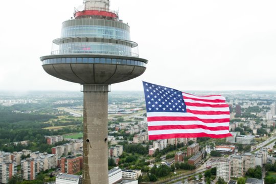 JAV Nepriklausomybės dieną Vilniaus Televizijos bokšte iškelta rekordinė JAV vėliava