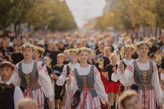 Vilniaus centre – tūkstančių vaikų ritmu: Moksleivių dainų šventė įsibėgėja