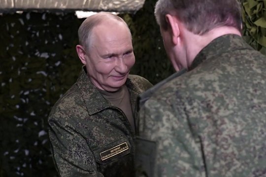 Karas Ukrainoje. ISW išnarpliojo, ko V. Putinas siekė užsidėdamas karinę uniformą: priežastis – ir svarbi JAV šventė 