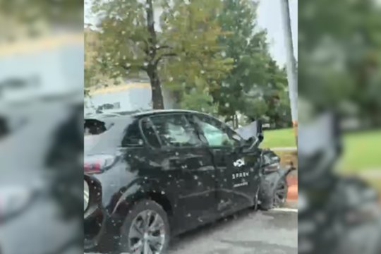 Užkeiktas ruožas: po tragiškos BMW avarijos Vilniuje – antras smūgis į stulpą beveik toje pačioje vietoje
