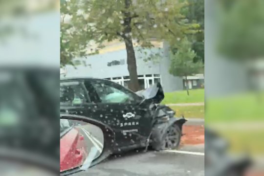 Akimirka virto nelaime: užsnūdęs vairuotojas rėžėsi į stulpą