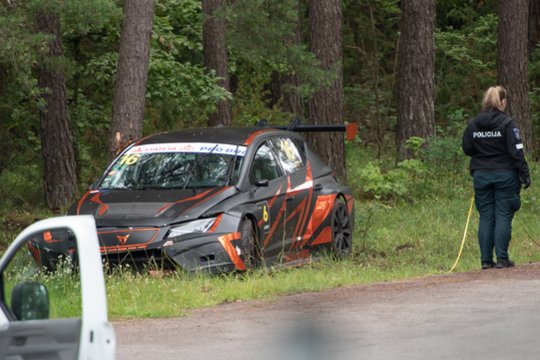 Tragedija „Nemuno žiede“: nuo trasos nulėkė lenktyninis automobilis, vienas žmogus žuvo, kitas – sunkiai sužeistas