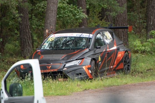 Tragedija „Nemuno žiede“: nuo trasos nulėkė lenktyninis automobilis, vienas žmogus žuvo, kitas – sunkiai sužeistas