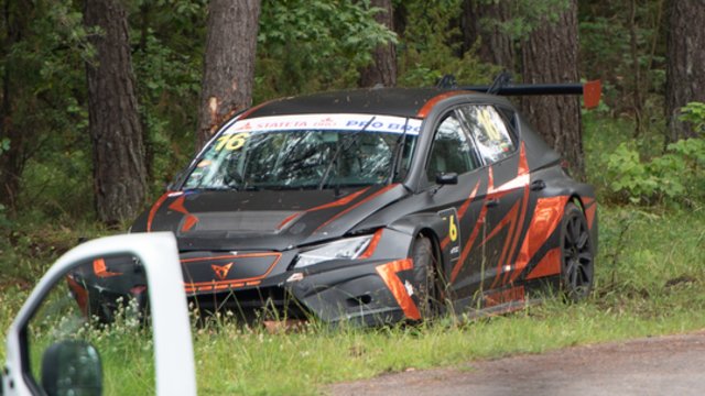 Lenktynės baigėsi tragedija: nuo trasos išlėkęs automobilis mirtinai sužalojo žiūrovą