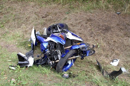 Skaudi avarija Rokiškio rajone: į „Škodą“ rėžėsi teisių neturėjęs motociklininkas, sužeisti 2 žmonės